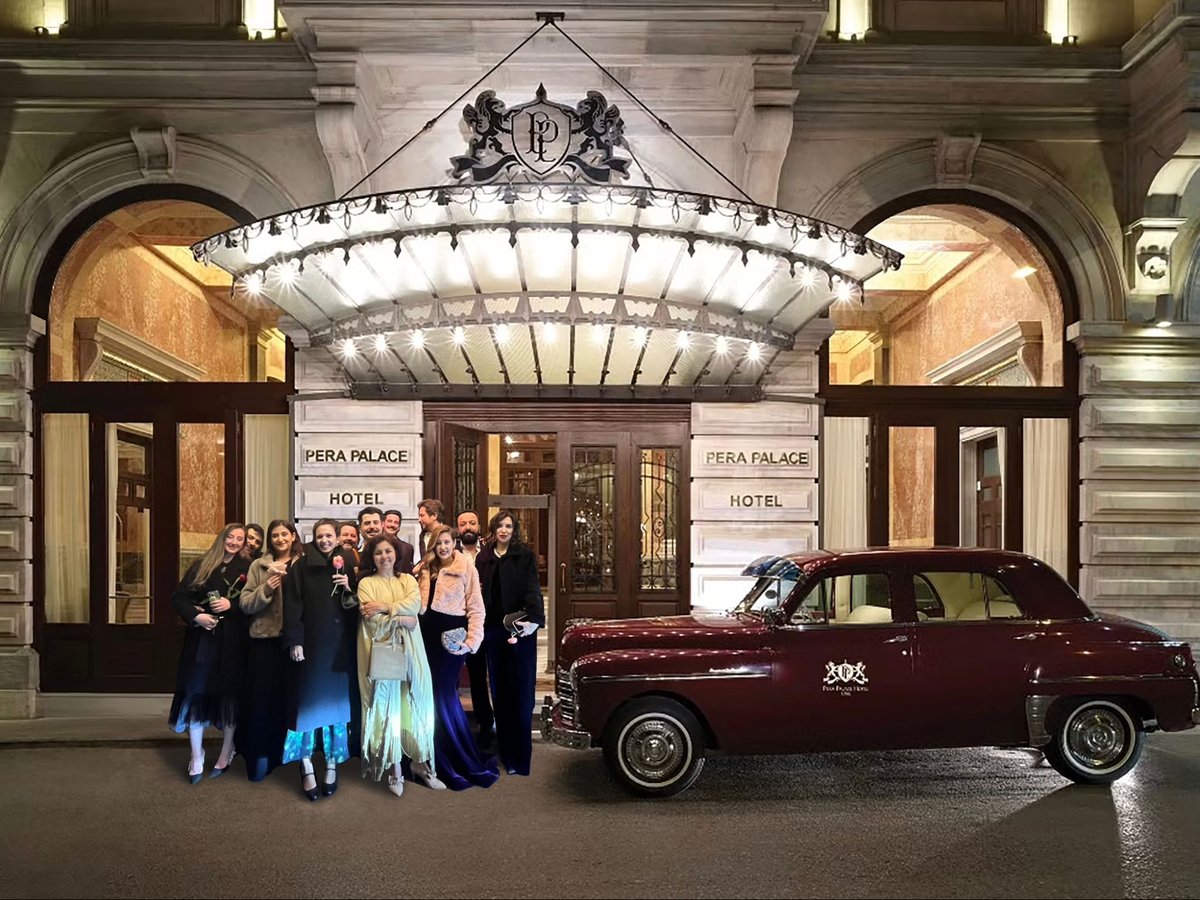 Pera Palace'ın girişinde düğün konvoyu