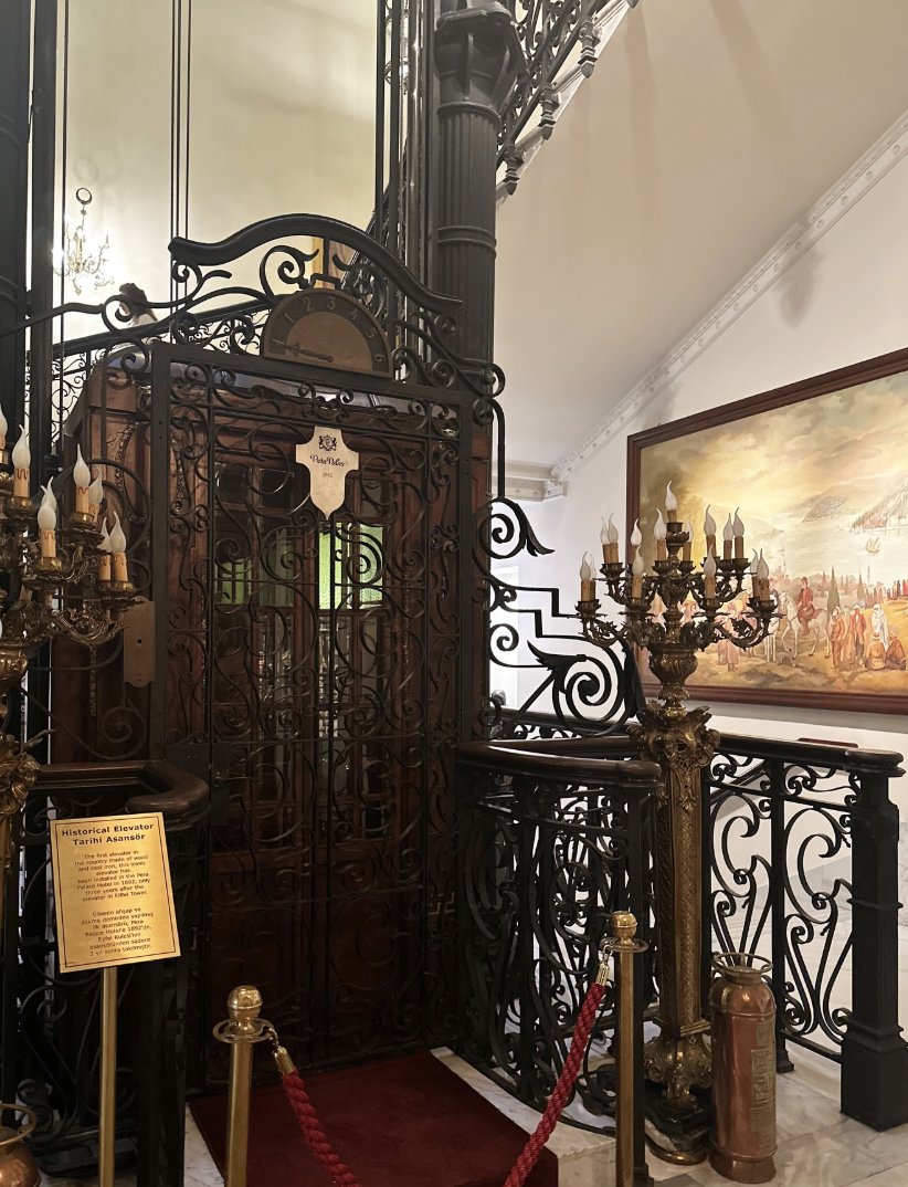 Pera Palace'ın nostaljik asansörü
